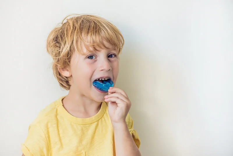 پلاک نایت گارد یکی از درمان‌های دندان قروچه کودکان - تیم دندانپزشکی نیل